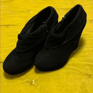 Madden Girl black wedge booty